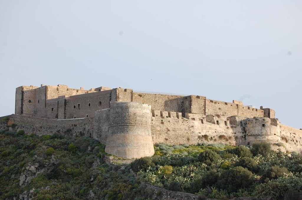 לינה וארוחת בוקר מילאצו Castello Di Sotto חדר תמונה
